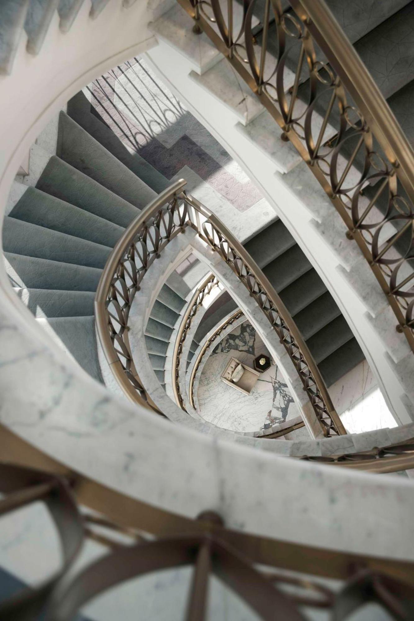 Kempinski The Boulevard Dubai Eksteriør bilde Spiral staircase