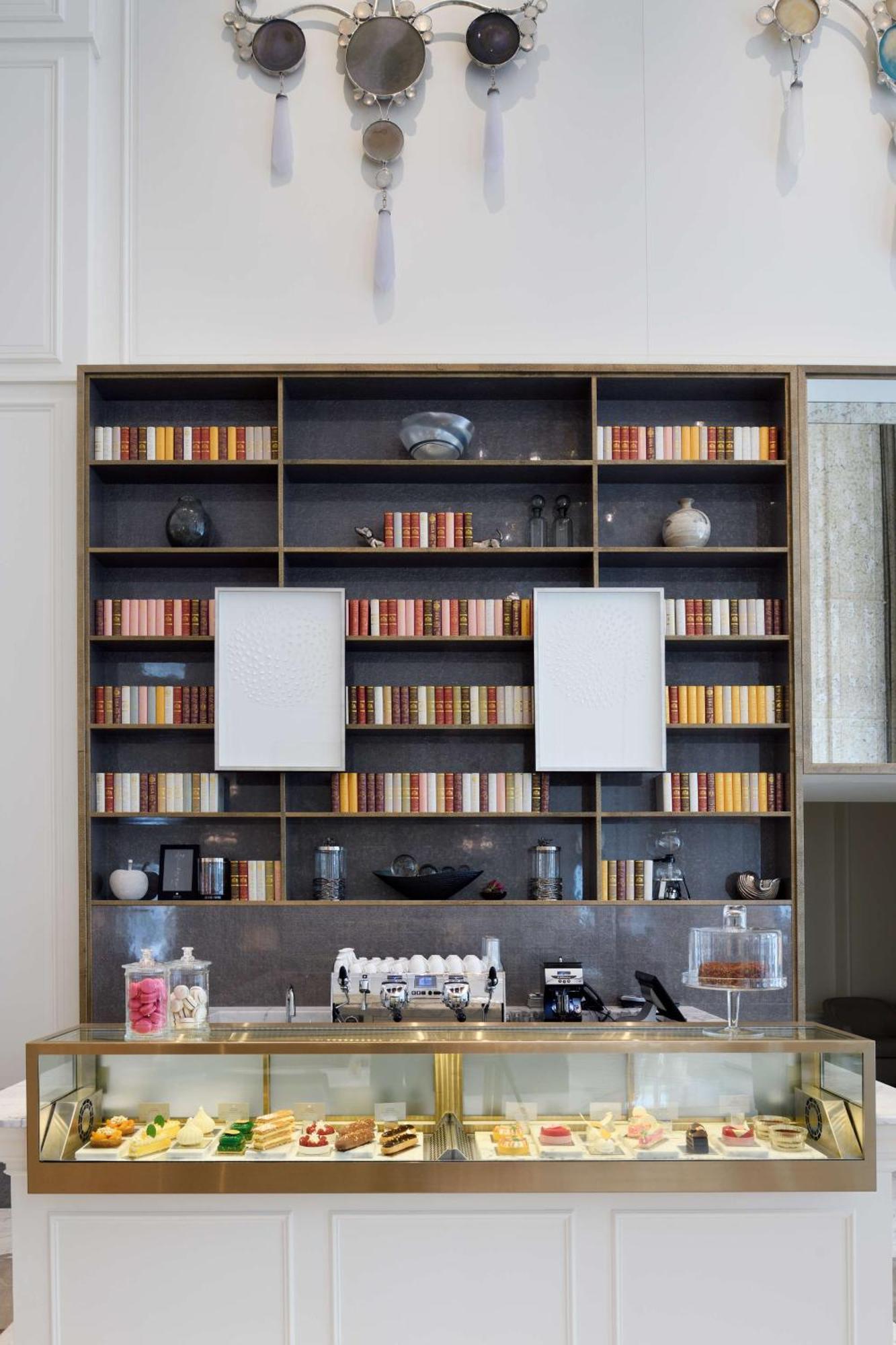Kempinski The Boulevard Dubai Eksteriør bilde A bookcase