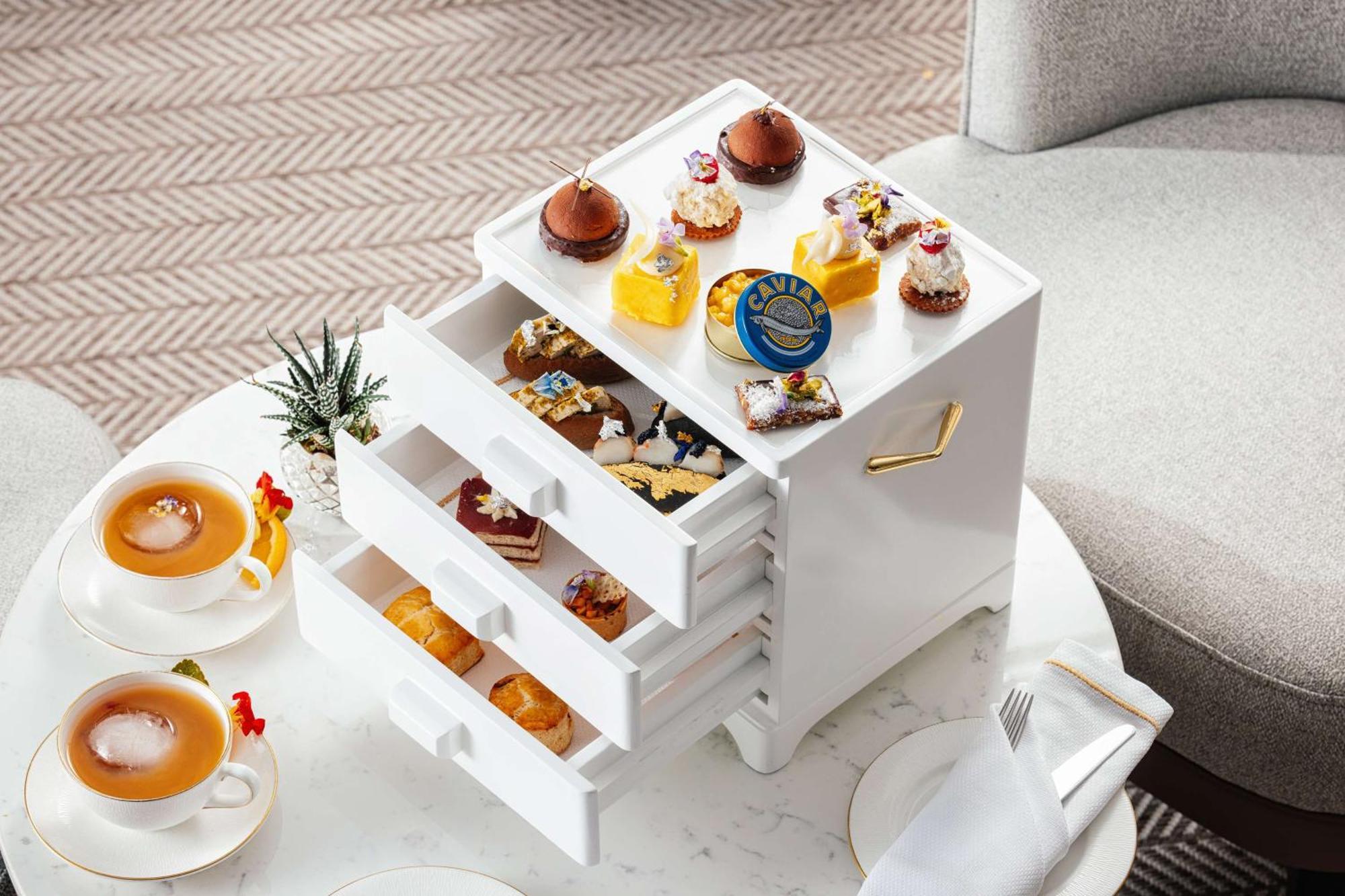 Kempinski The Boulevard Dubai Eksteriør bilde Afternoon tea at The Ritz-Carlton, Hong Kong
